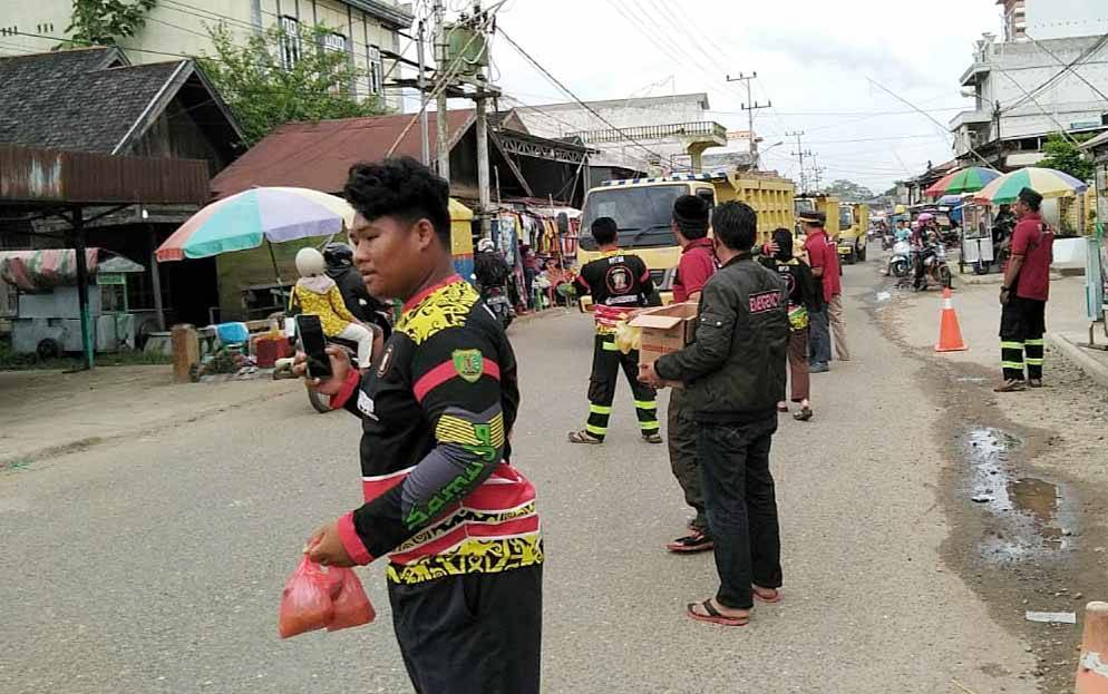 Barisan Pemadam Kebakaran Samuja Ampah Bagikan Takjil ke Pengguna Jalan