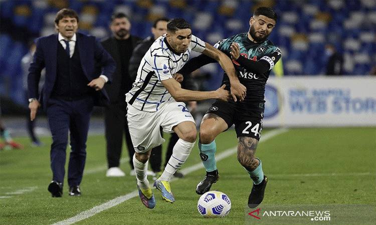 Bek sayap Inter Milan Achraf Hakimi (kiri) berusaha menggiring bola melewati kawalan kapten Napoli Lorenzo Insigne dalam lanjutan Liga Italia di Stadion Diego Armando Maradona, Napoli, Italia, Minggu (18/4/2021) waktu setempat. (ANTARA/REUTERS/Ciro de Luca)