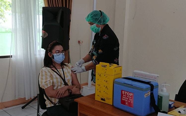 Kotawaringin Barat Tertinggi Persentase Vaksinasi Tenaga Kesehatan
