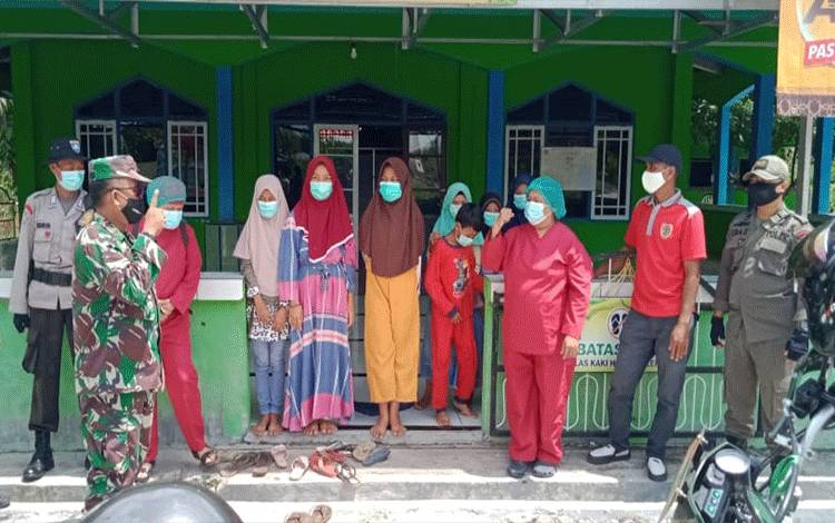 Komsos dan Bagikan Masker, Ini Pesan Babinsa Petuk Katimpun untuk Warga