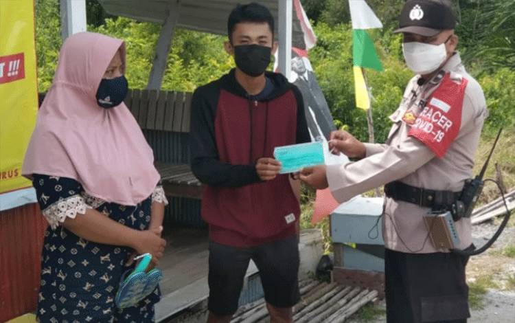 Bhabinkamtibmas Kelurahan Menteng Sosialisasi Prokes
