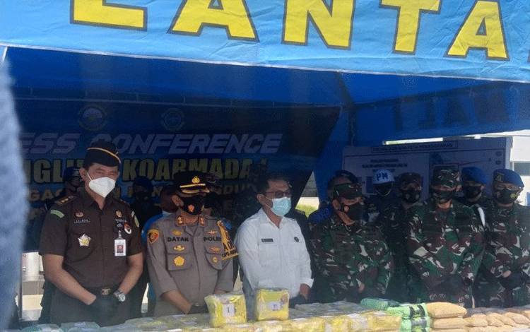 Panglima Koarmada I Laksamana Muda TNI A.Rasyid (nomor empat dari kiri) menjelaskan penangkapan narkoba di perairan Asahan (ANTARA/Munawar)