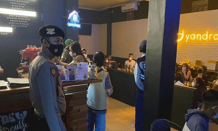 Satgas Penanganan Covid-19 Palangka Raya saat melaksanakan razia protokol kesehatan.