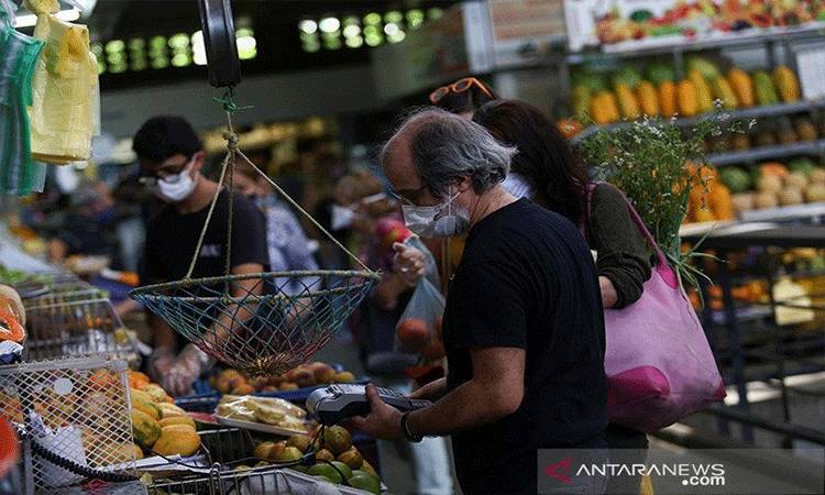 Sejumlah warga berbelanja di sebuah pasar di Caracas, Venezuela, Sabtu (9/5/2020). ANTARA/REUTERS/Fausto Torrealba/tm/am