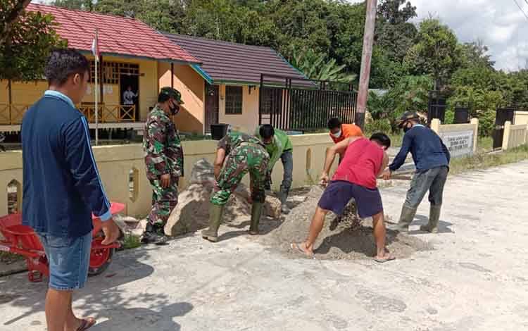 Anggota Koramil Sepang Gotong Royong Bersama Warga Benahi Taman Kanak-kanak
