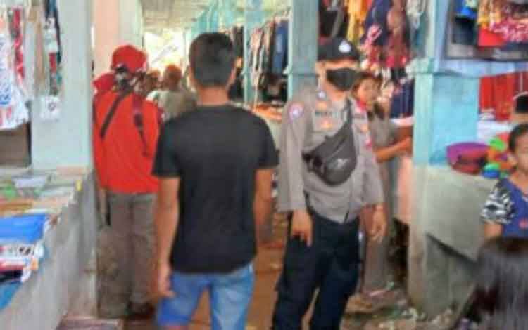 Personel Polsek Kapuas Murung Patroli Pasar Tradisional untuk Cegah Kejahatan