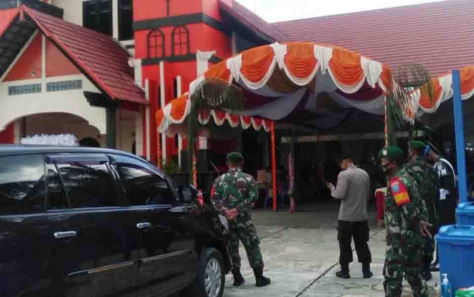 Babinsa Koramil Teweh Tengah Bersama Satgas Covid-19 Pantau Prokes di Gereja