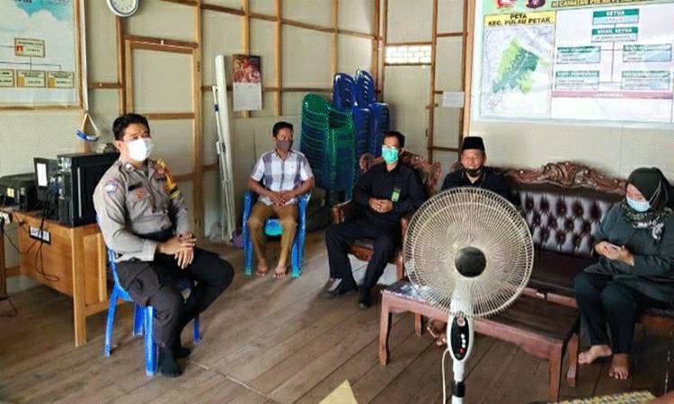 Personel Polsek Pulau Petak Sambangi Kantor Desa Mawar Mekar, Ini Tujuannya