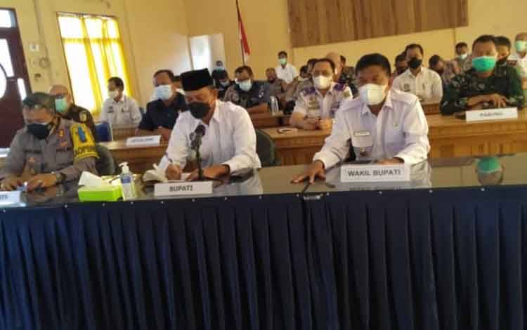 Bupati Sukamara, Windu Subagio bersama Wabup Sukamara, Ahmadi dan Kapolres Sukamara AKBP I Gede Putu Dedy Ujiana saat mengikuti vicon rakor pengamanan Idul Fitri 1442 H