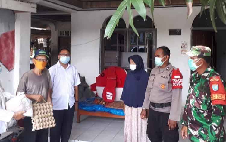 Babinsa dan Bhabinkamtibmas Dampingi Lurah Panarung Bagikan Sembako