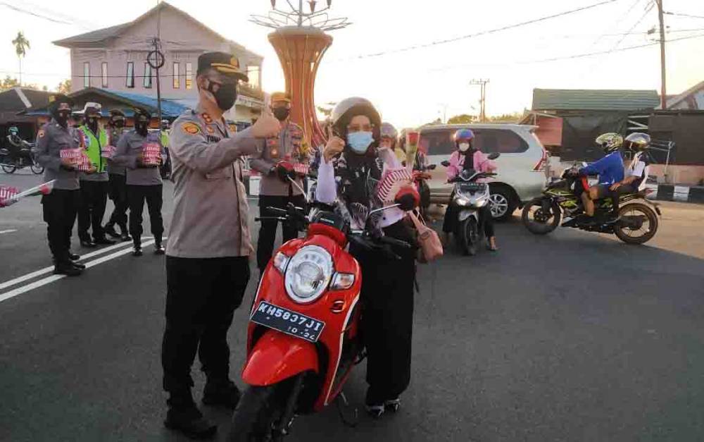 Peringati Hari Kartini Polres Pulang Pisau Membagikan Takjil (IST)