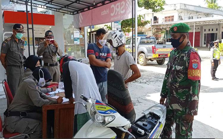 12 Warga Muara Teweh Dikenakan Sanksi Nyapu Jalan