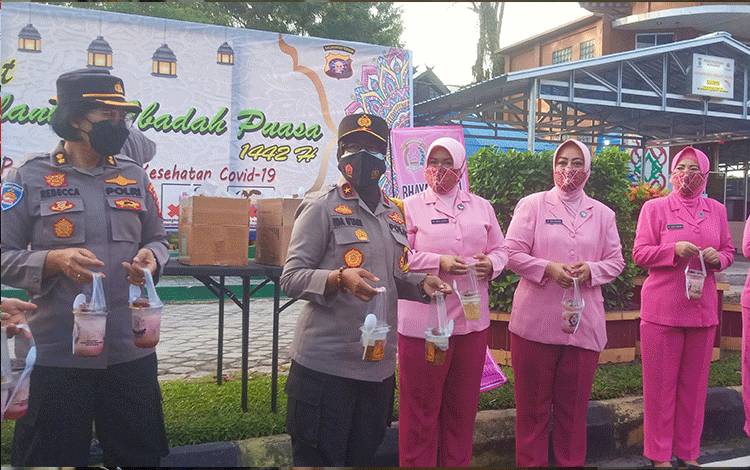 Wakapolda Kalteng, Brigjen Pol Ida Oetari Poernamasasi saat membagikan takjil kepada masyarakat pengguna Jalan bertepatan hari Kartini.