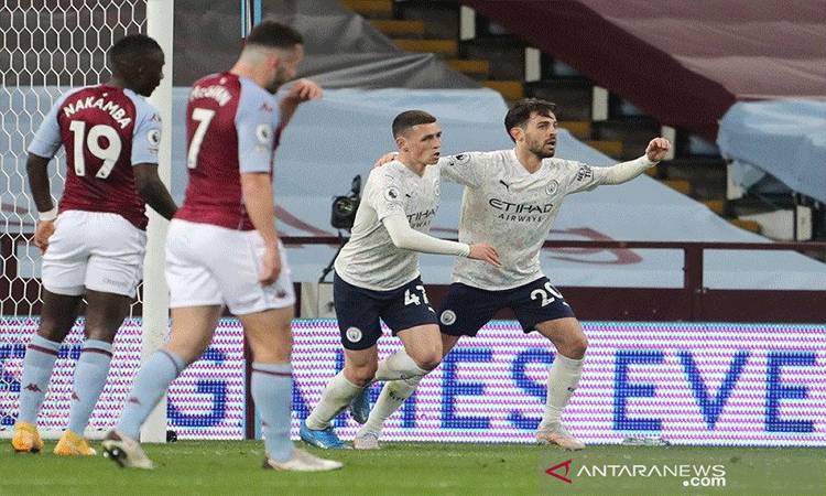 Gelandang serang Manchester City Phil Foden (kedua kanan) melakukan selebrasi bersama Bernardo Silva seusai mencetak gol ke gawang Aston Villa dalam lanjutan Liga Inggris di Stadion Villa Park, Birmingham, Inggris, Rabu (21/4/2021) waktu setempat. (ANTARA/REUTERS/POOL/Geoff Caddick)