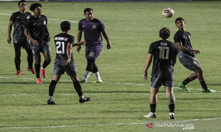 Pesepak bola Persija Jakarta mengikuti latihan di Stadion Maguwoharjo, Sleman, DI Yogyakarta, Rabu (21/4/2021). Latihan tersebut sebagi persiapan laga final leg-1 Piala Menpora 2021 melawan Persib Bandung pada tanggal 22 April 2021 di Stadion Maguwoharjo. ANTARA FOTO/Hendra Nurdiyansyah/rwa
