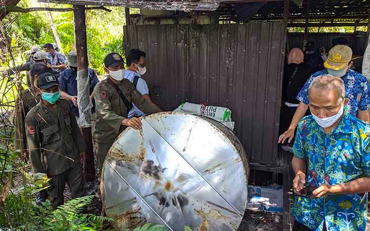 Petugas Amankan Puluhan Drum dan Peralatan Pembuatan Arak Putih diamankan dari Pabrik Miras