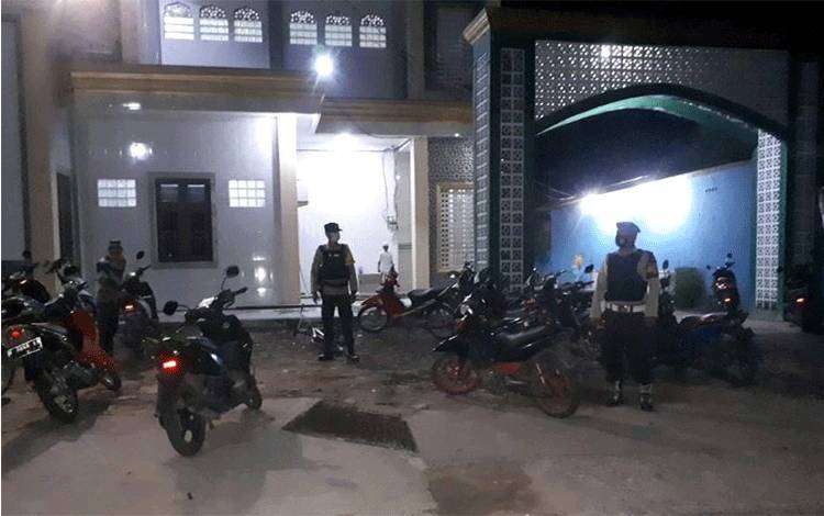 Polisi Lakukan Pengamanan Salat Tarawih di Pembuang Hulu