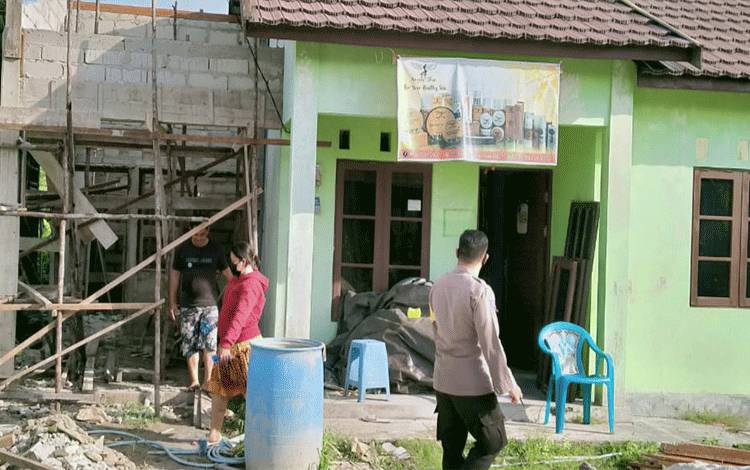 Anggota Polsek Katingan Hilir mengecek TKP kasus pencurian sepeda motor.