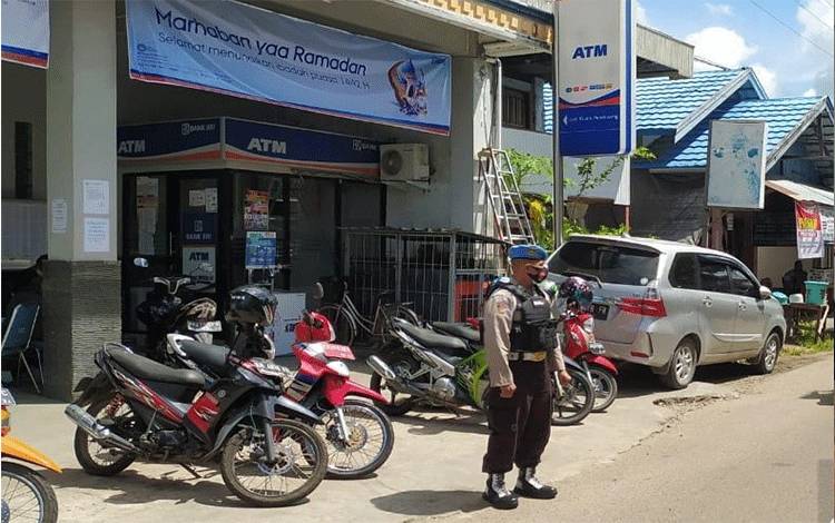 Polisi Lakukan Pengamanan Pencairan Dana Bantuan Presiden Usaha Mikro di Kuala Pembuang