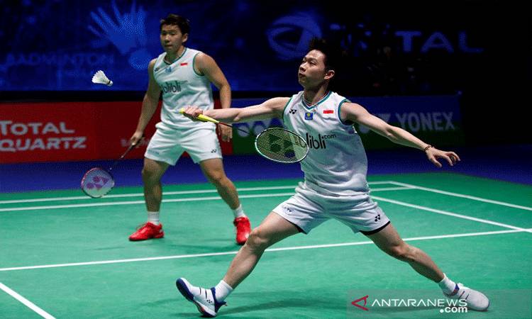 Ilustrasi: Pebulu tangkis ganda putra Indonesia Marcus Fernaldi Gideon dan Kevin Sanjaya Sukamuljo mengembalikan kok arah lawannya pebulu tangkis Jepang Yuta Watanabe dan Hiroyuki Endo pada pertandingan final ganda putra All England di Arena Birmingham, Inggris, Minggu (15/3/2020). ANTARA FOTO/Action Images via Reuters/Andrew Boyers/aww.