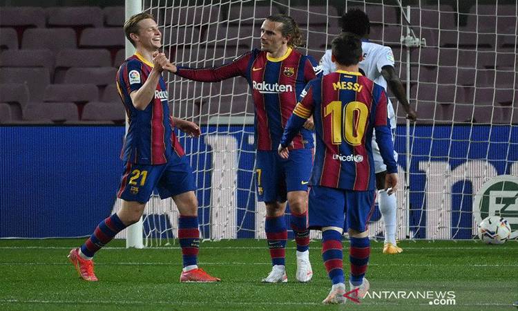 Penyerang Barcelona Antoine Griezmann (tengah) melakukan selebrasi dengan rekan setimnya setelah mencetak gol dalam pertandingan Liga Spanyol lawan Getafe di Camp Nou pada 23 April 2021. (AFP/LLUIS GENE)