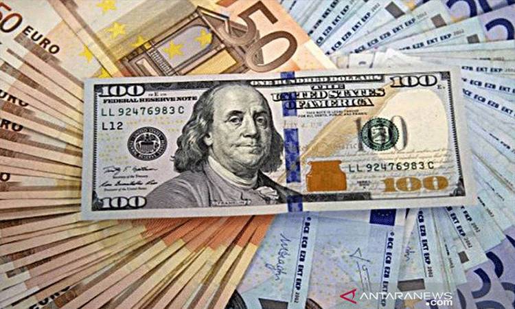 Ilustrasi - Uang dolar Amerika dan euro. ANTARA/REUTERS/pri.