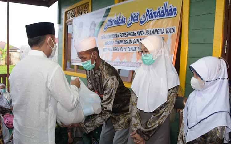 Safari Ramadan, Pemko Palangka Raya Rutin Bagikan Sembako