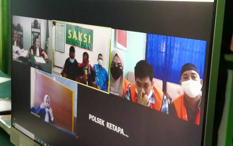 Beni Fransisko S, Sigit Imani alias Sigit dan Winda Ramadhani alias Winda (rompi orange) terdakwa Sabu saat menjalani sidang