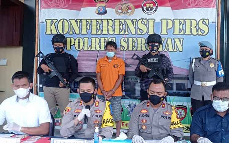 Kapolres Seruyan AKBP Bayu Wicaksono bersama jajaran saat menggelar Konferensi Pers pengungkapan kasus narkotika jenis sabu, Jumat, 23 April 2021