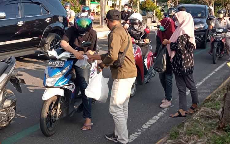 Anggota PWI Kobar membagikan takjil gratis di traffick linght Jalan Sutan Syahrir, Jumat, 23 April 2021