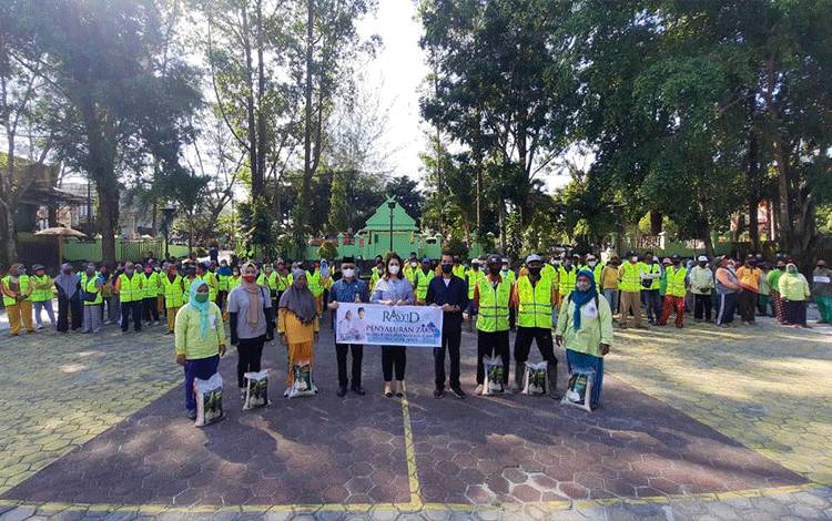 VIDEO: Pasukan Kuning Kobar Terima Zakat Keluarga H Abdul Rasyid AS dan Hj Nuriyah