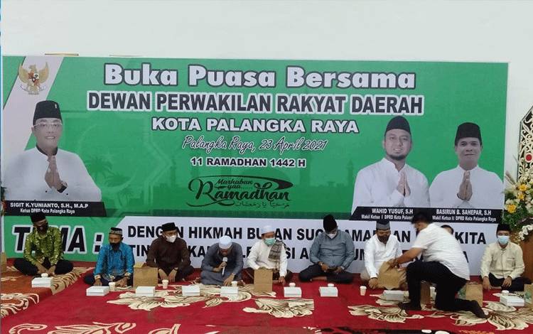 Kegiatan buka puasa bersama keluarga besar DPRD Palangka Raya.