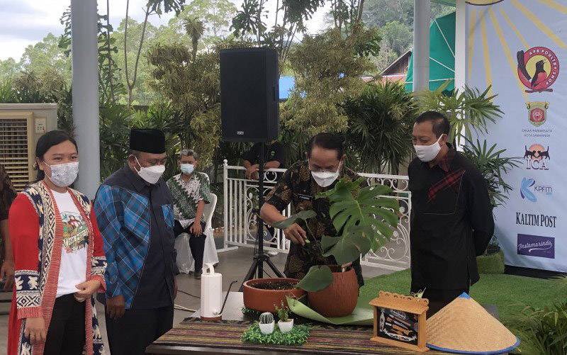 Wakil Wali Kota Samarinda, Rusmadi membuka Festival Safanna di Kolam Ulin Arya Jalan PM Noor Samarinda dengan simbolis melakukan penanaman pohon. (foto : ANTARA/Arumanto)