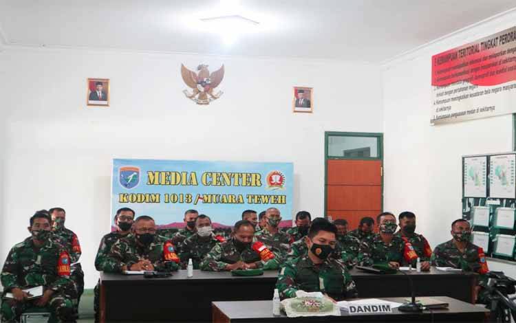 Dandim Muara Teweh dan Staf Ikuti Vicon Evaluasi Pelaksanaan Vaksin dan PPKM Mikro