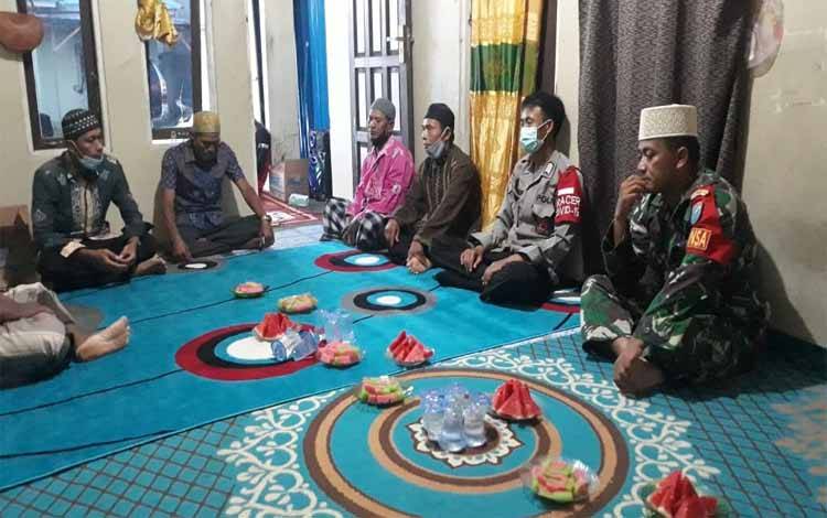 Babinsa dan Bhabinkamtibmas Petuk Katimpun Hadiri Buka Puasa Bersama Warga Binaan