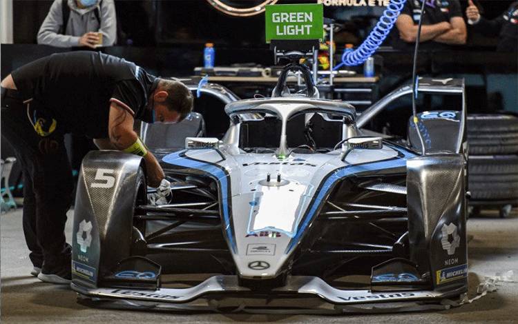 Kehabisan Daya Baterai, Separuh Kontestan E-Prix Valencia Gagal Finis