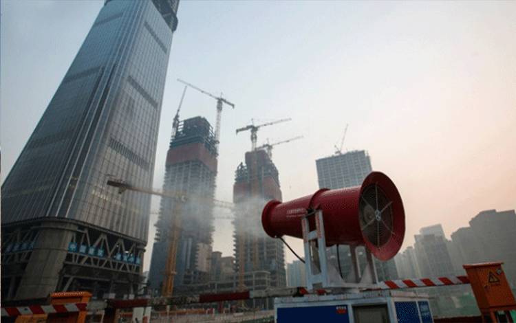 Sebuah mesin bekerja untuk mengurangi polusi dipasang di sekitar area konstruksi saat polusi udara menyelimuti wilayah Beijing, Cina, 18 Desember 2016. REUTERS/Stringer