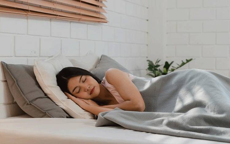 Ilustrasi wanita tidur. Freepik.com/Tirachardz