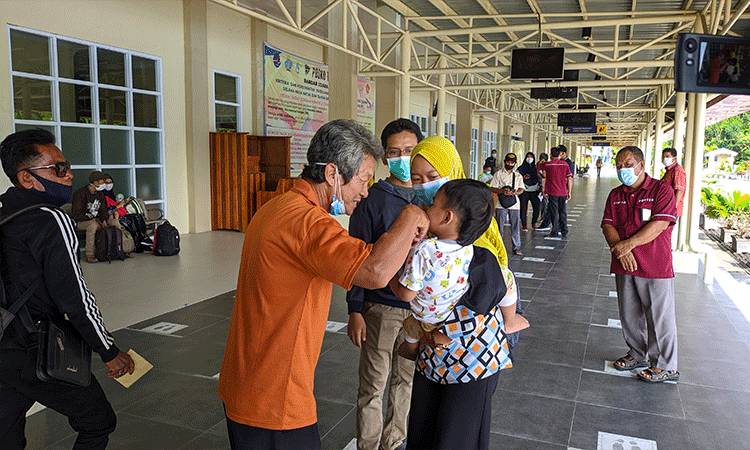 Mertua Letda Munawir Yang Bertugas di KRI Nanggala Berangkat ke Surabaya