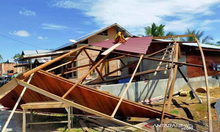 Warga memperbaiki atap rumah yang rusak karena diterjang puting beliung di Peureulak, Kabupaten Aceh Timur, Provinsi Aceh, Minggu (25/4/2021). (ANTARA/Hayaturrahmah)