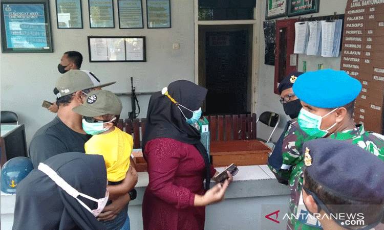 Keluarga awak KRI Nanggala-402 saat mengunjungi Markas Lanal Banyuwangi, Minggu (25/4/2021). (ANTARA/Novi H.)