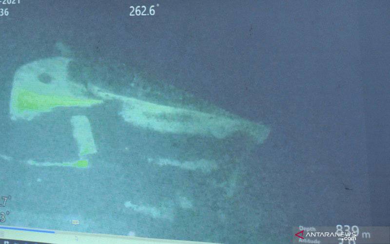Bagian kapal KRI Nanggala 402 hasil citra Remotely Operated Vehicle (ROV) MV Swift Rescue ditunjukkan saat konferensi pers di Lanud I Gusti Ngurah Rai, Badung, Bali, Minggu (25/4/2021). (foto : ANTARA FOTO/Fikri Yusuf)