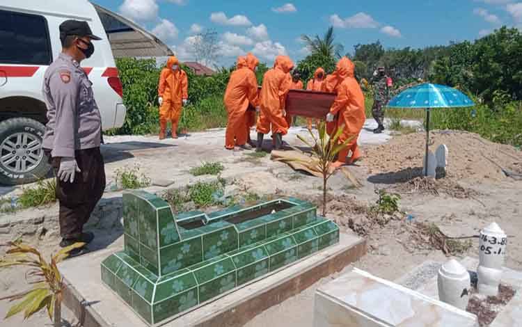 Polisi Kawal Pemakaman Jenazah Terkonfirmasi Positif Covid-19 di Katingan Hilir