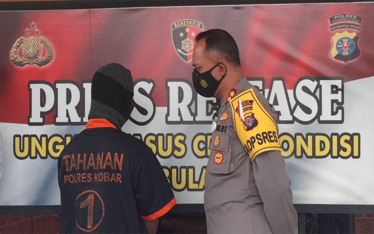 VIDEO: Bakar Lahan, Pria Asal Kotawaringin Lama Digelandang ke Polres Kobar?