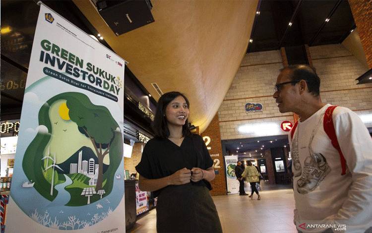 Petugas menyampaikan penjelasan kepada pengunjung saat menghadiri Green Sukuk Investor Day di Jakarta, Sabtu (16/11/2019). ANTARA FOTO/Dhemas Reviyanto/ama.