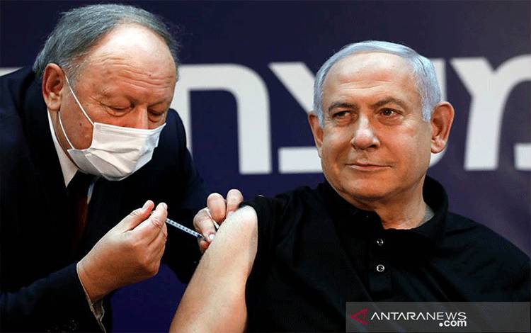 Perdana Menteri Israel Benjamin Netanyahu menerima vaksin anti penyakit virus corona (COVID-19) di Sheba Medical Center di Ramat Gan, Israel (19/12/2020). ANTARA/REUTERS/Amir Cohen/Pool/aa.