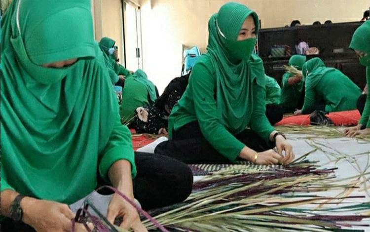Anggota Persit KCK Cabang Kodim Kuala Kapuas Ikuti Pelatihan Anyaman Purun