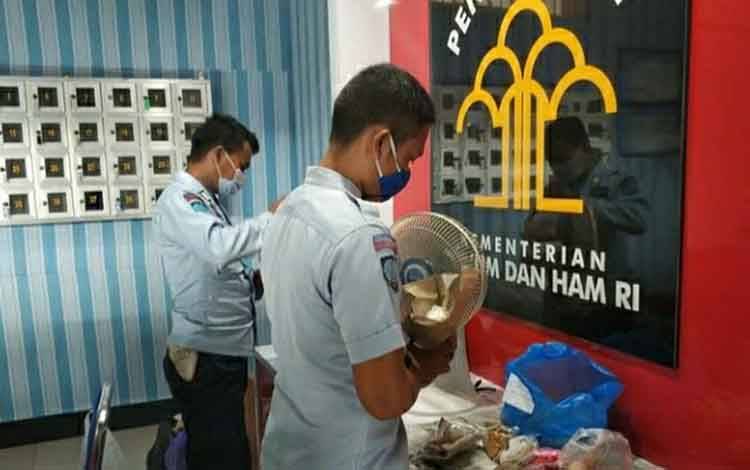 Rutan Kuala Kapuas Terapkan Protokol Kesehatan Saat Periksa Barang dan Makanan Titipan