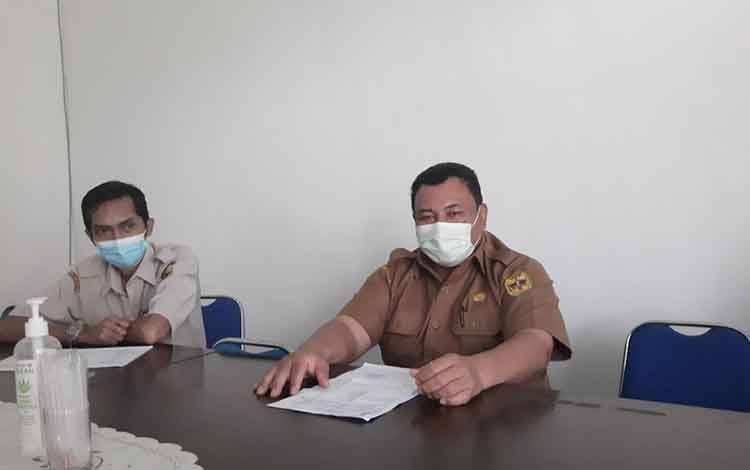 Kepala Bapenda Kabupaten Gumas, Edison (kanan).