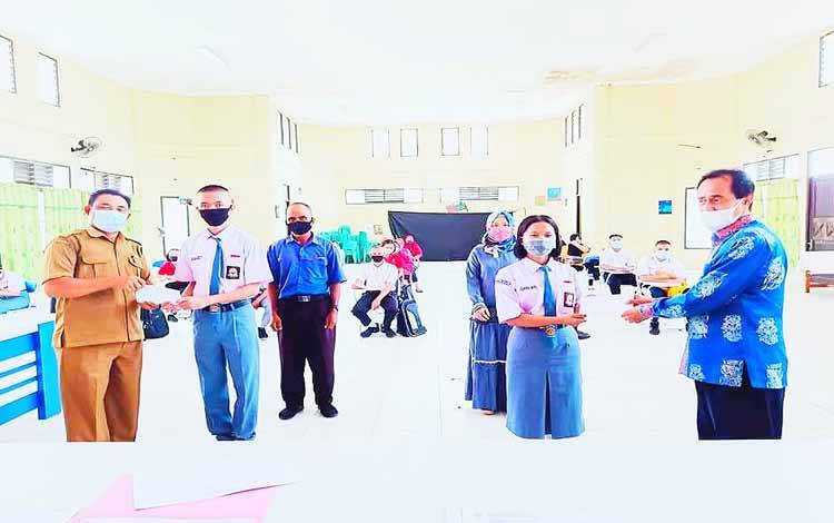 20 Siswa SMAN 5 Palangka Raya Terima Beasiswa
